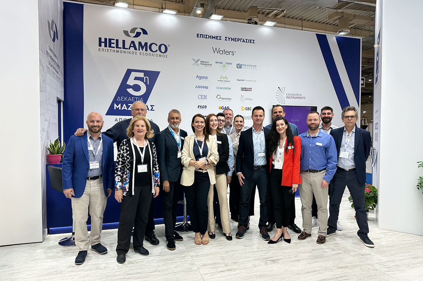 Φωτογραφία με την ομάδα της HELLAMCO